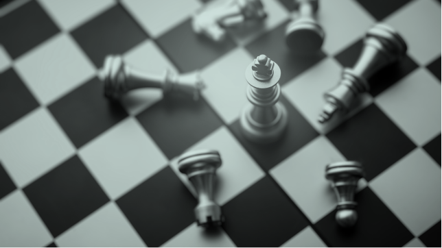 Scacchiera con il re al centro e pezzi caduti intorno: metafora della strategia e delle decisioni tattiche nei mercati finanziari, simbolo della gestione attiva e consapevole del portafoglio.