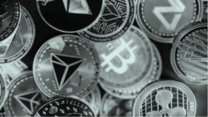 Monete digitali di diverse criptovalute, tra cui Bitcoin, Ethereum, Ripple e Tron, rappresentative del mercato delle crypto e della tecnologia blockchain.