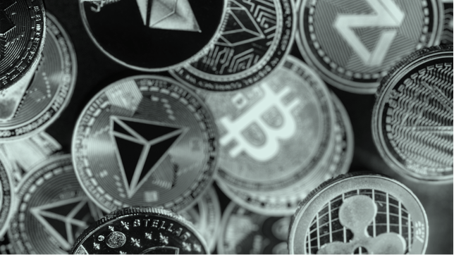 Monete digitali di diverse criptovalute, tra cui Bitcoin, Ethereum, Ripple e Tron, rappresentative del mercato delle crypto e della tecnologia blockchain.